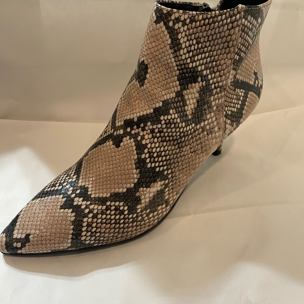 NIB New Aerosoles Epigram Kitten Heel Boots in Natural Snake sz 8